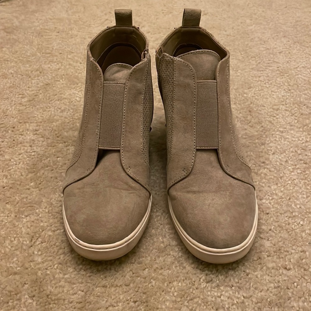 Women’s shoes. Worn a few times. Excellent condition.